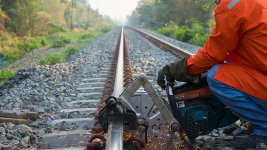 Comment les voies ferrées sont-elles entretenues pour éviter les déraillements ?