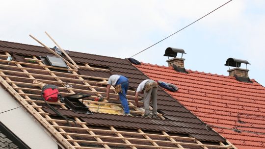Travaux de toiture et évacuation des eaux pluviales : un duo gagnant pour un système performant