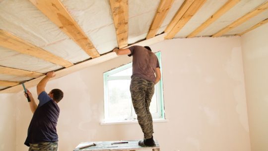 Guide d&rsquo;installation d&rsquo;un plafond en bois dans la cuisine