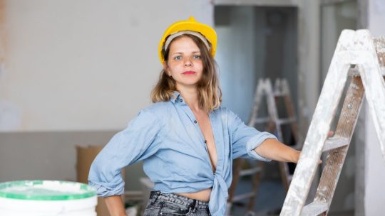 Quelles sont les considérations économiques à prendre en compte dans la rénovation des bâtiments classés ?