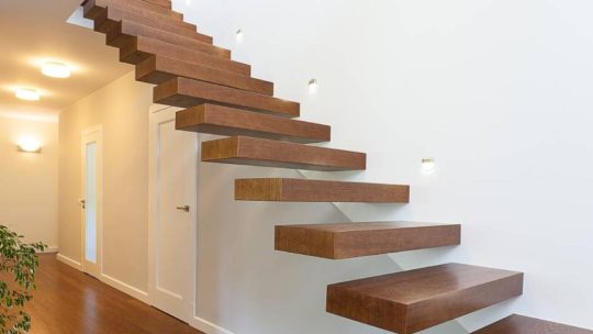 Les avantages d&rsquo;un escalier sur mesure pour un aménagement optimal de votre maison