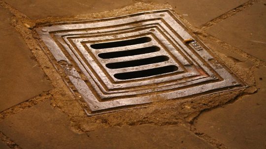 Comment installer un drain français pour éviter les problèmes d&rsquo;eau ?
