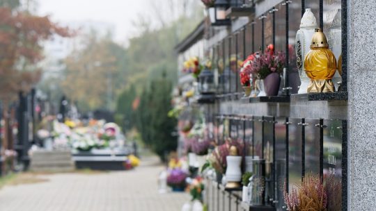 Décoration funéraire : comment personnaliser un hommage mémorable ?