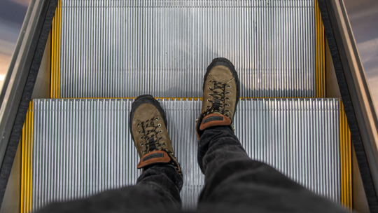 Marches d’escalier en acier, aluminium ou inox : comment choisir ?