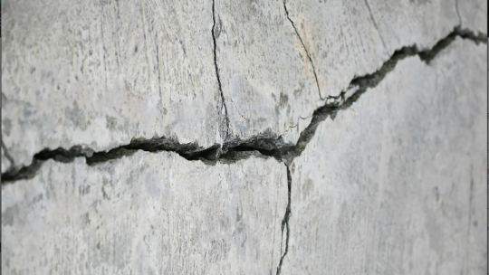 Les étapes d&rsquo;une réparation de fissure par excavation extérieure en zone urbaine