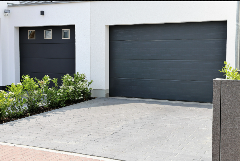 Portes de garage : les tendances couleurs pour assortir à votre clôture