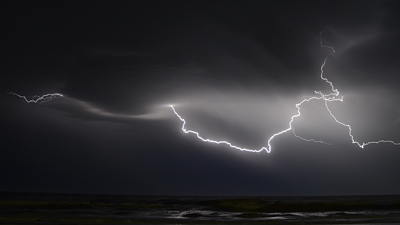 découvrez des solutions efficaces de protection contre la foudre pour sécuriser vos bâtiments et équipements face aux impacts électriques naturels.