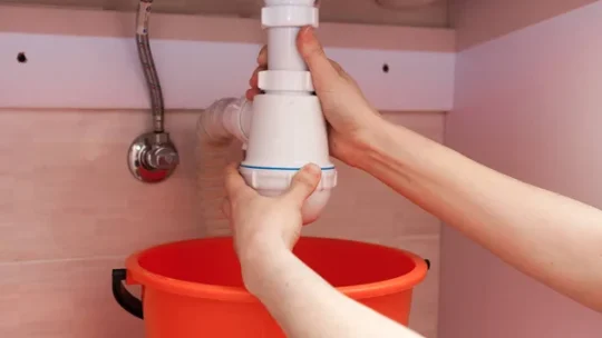 Le rôle de la garde d&rsquo;eau dans le siphon contre les odeurs