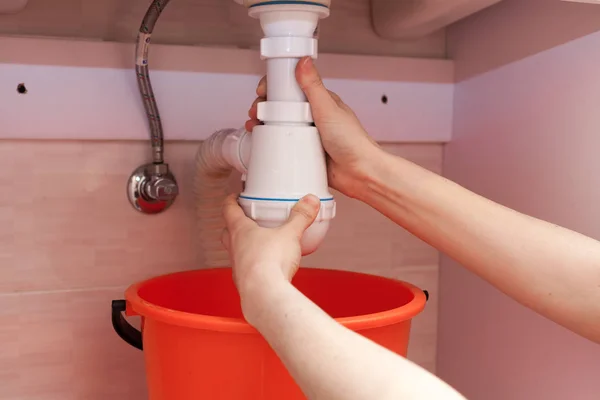Le rôle de la garde d&rsquo;eau dans le siphon contre les odeurs