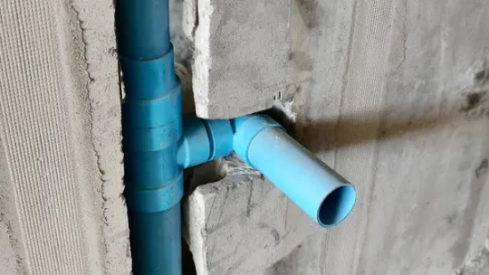 Réaliser une pente d&rsquo;écoulement dans une saignée murale