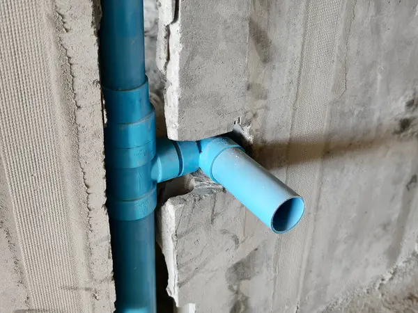 Réaliser une pente d&rsquo;écoulement dans une saignée murale