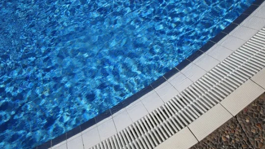 Piscine : les avantages de la nage à contre-courant