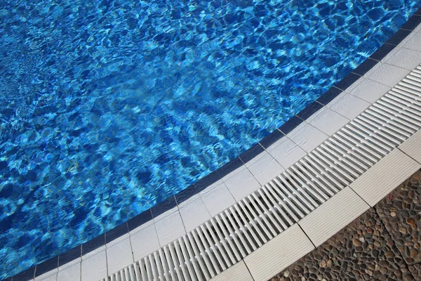 Piscine : les avantages de la nage à contre-courant