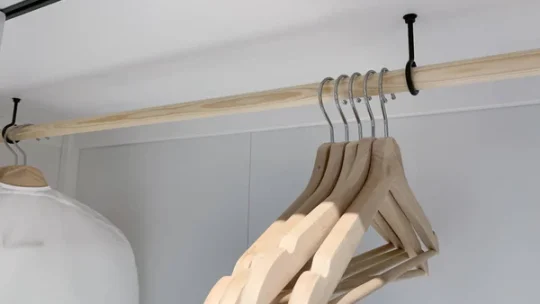 Tablette coulissante porte-accessoires : cravates et ceintures rangées