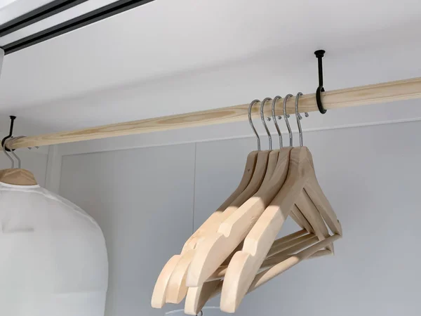 Tablette coulissante porte-accessoires : cravates et ceintures rangées