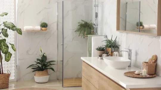 Comparatif : quel revêtement mural pour une pièce humide ?