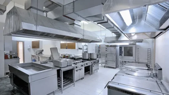 Dépannage de piano de cuisson et fours dans une cuisine professionnelle