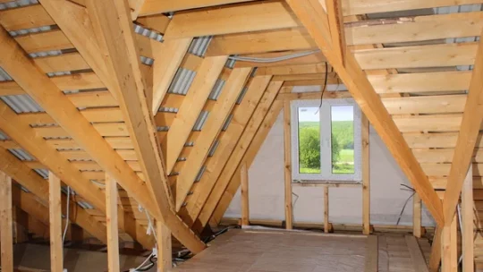 Entrait retroussé et fermes de toit : libérez de la hauteur sous plafond