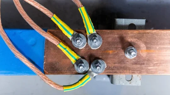 Connecter le câble cuivre nu au piquet de terre