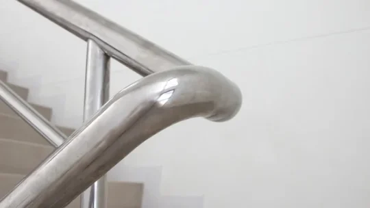 Main courante inox rainurée pour protection du chant du verre