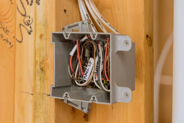 Déplacer un coffret électrique existant : coût et délais