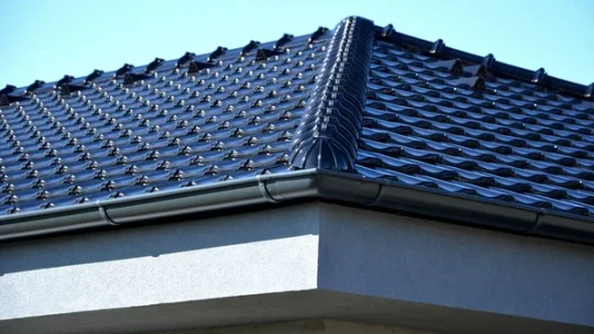 Couvrir la margelle : grille ou toit ?