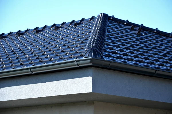 Couvrir la margelle : grille ou toit ?