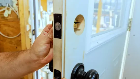 Ouvrir une porte au pêne demi-tour avec une radio