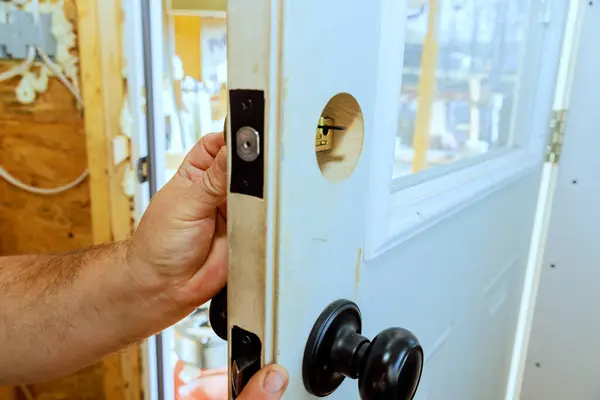 Ouvrir une porte au pêne demi-tour avec une radio