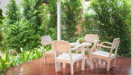 Comment fixer une pergola sur une terrasse en bois existante sur plots ?