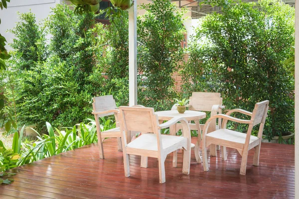 Comment fixer une pergola sur une terrasse en bois existante sur plots ?