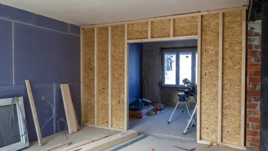 Combler le jeu latéral en pose sous linteau