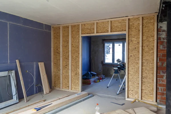 Combler le jeu latéral en pose sous linteau