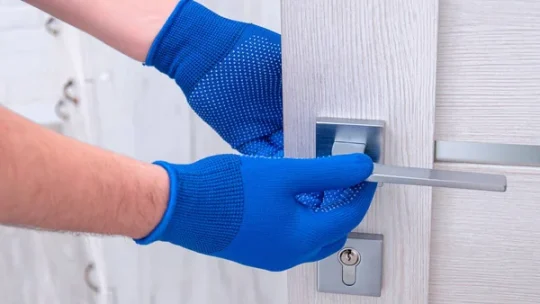 Les étapes de la dépose totale pour la pose d&rsquo;une nouvelle porte d&rsquo;entrée
