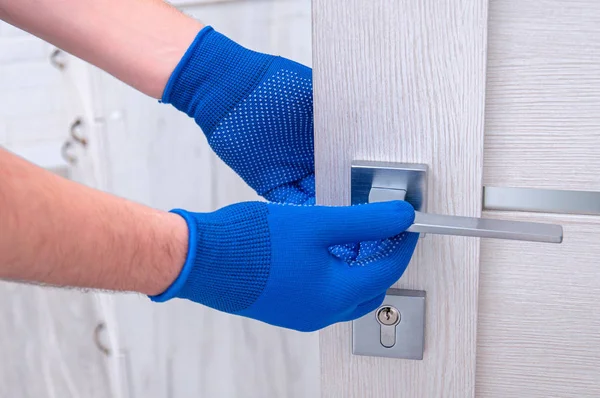 Les étapes de la dépose totale pour la pose d&rsquo;une nouvelle porte d&rsquo;entrée