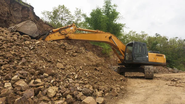 Comment stabiliser un talus argileux dangereux grâce à un enrochement de blocs ?