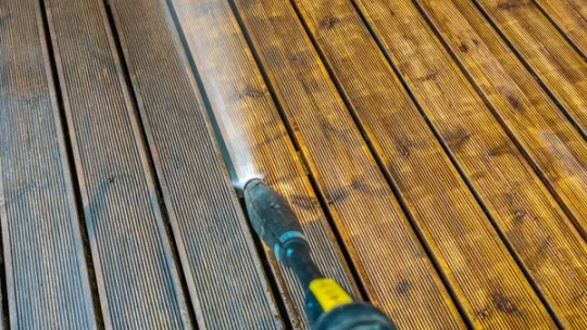 Traitement du bois de terrasse : appliquer une huile dure ou un saturateur anti-UV