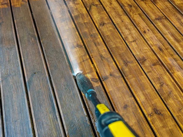 Traitement du bois de terrasse : appliquer une huile dure ou un saturateur anti-UV
